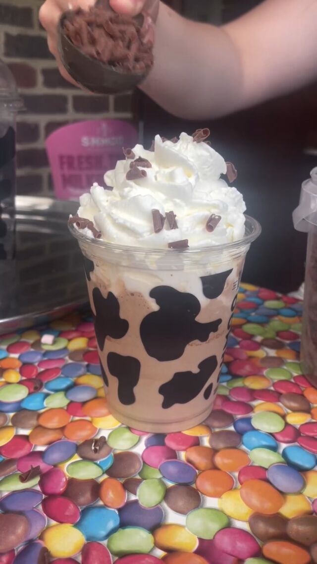 Shmoo brings everyone to the yard 🎵🐮 
Love this Shmoo creation from @chatham_snowsports_centre
-
#Shmoo #shmoomilkshakes #thickmilkshakes #thickshakes #freakshakes #shmoothickshakes #milkshakeseason